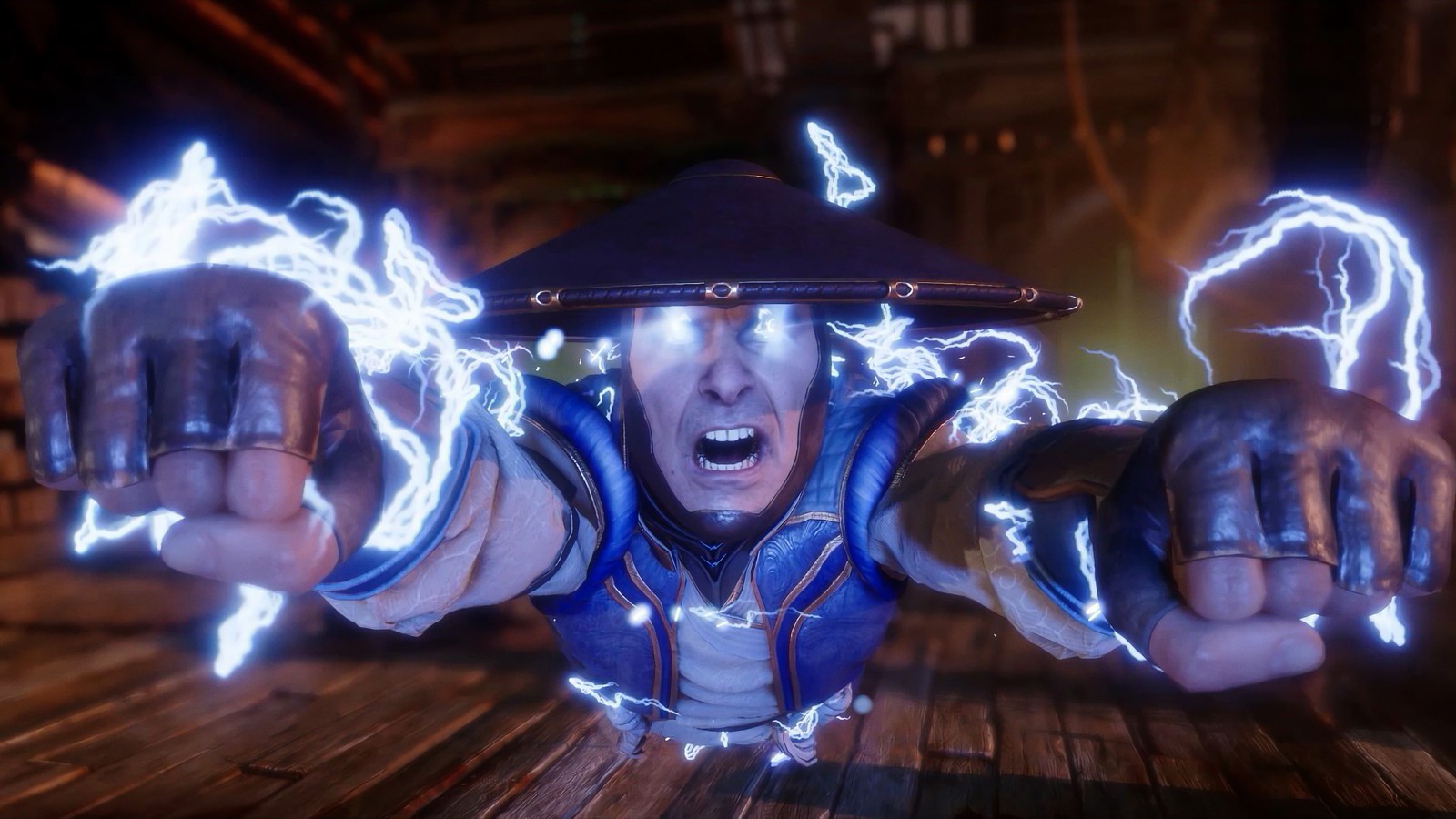 Un hombre con sombrero y camisa azul sosteniendo un rayo (raiden, mortal kombat 11, videojuego)