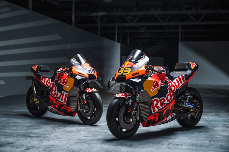 Две мотоциклы припаркованы в гараже с рампой (red bull ktm factory racing, motogp 2023, мотоциклы motogp, 5k, 8k)