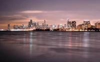 Paysage urbain nocturne d'une métropole avec des reflets de la skyline