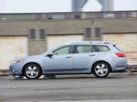 Acura station wagon en movimiento, mostrando un diseño automotriz elegante y versatilidad.