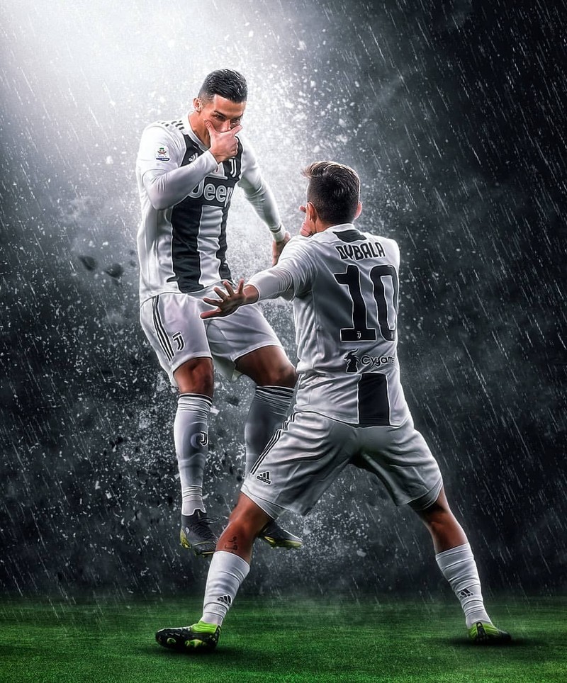 Два футбольных игрока играют под дождем на поле (cr7, дибала, dybala, футбол, ювентус)