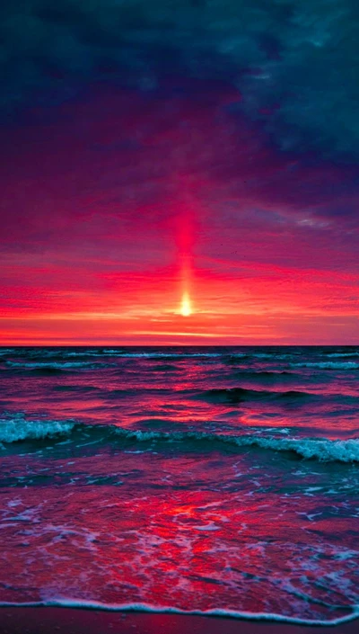 Reflexão vibrante do amanhecer: pôr do sol vermelho e azul sobre as ondas do oceano