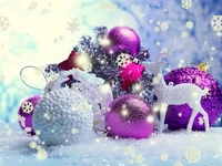 Boules violettes et décorations scintillantes pour un Joyeux Noël