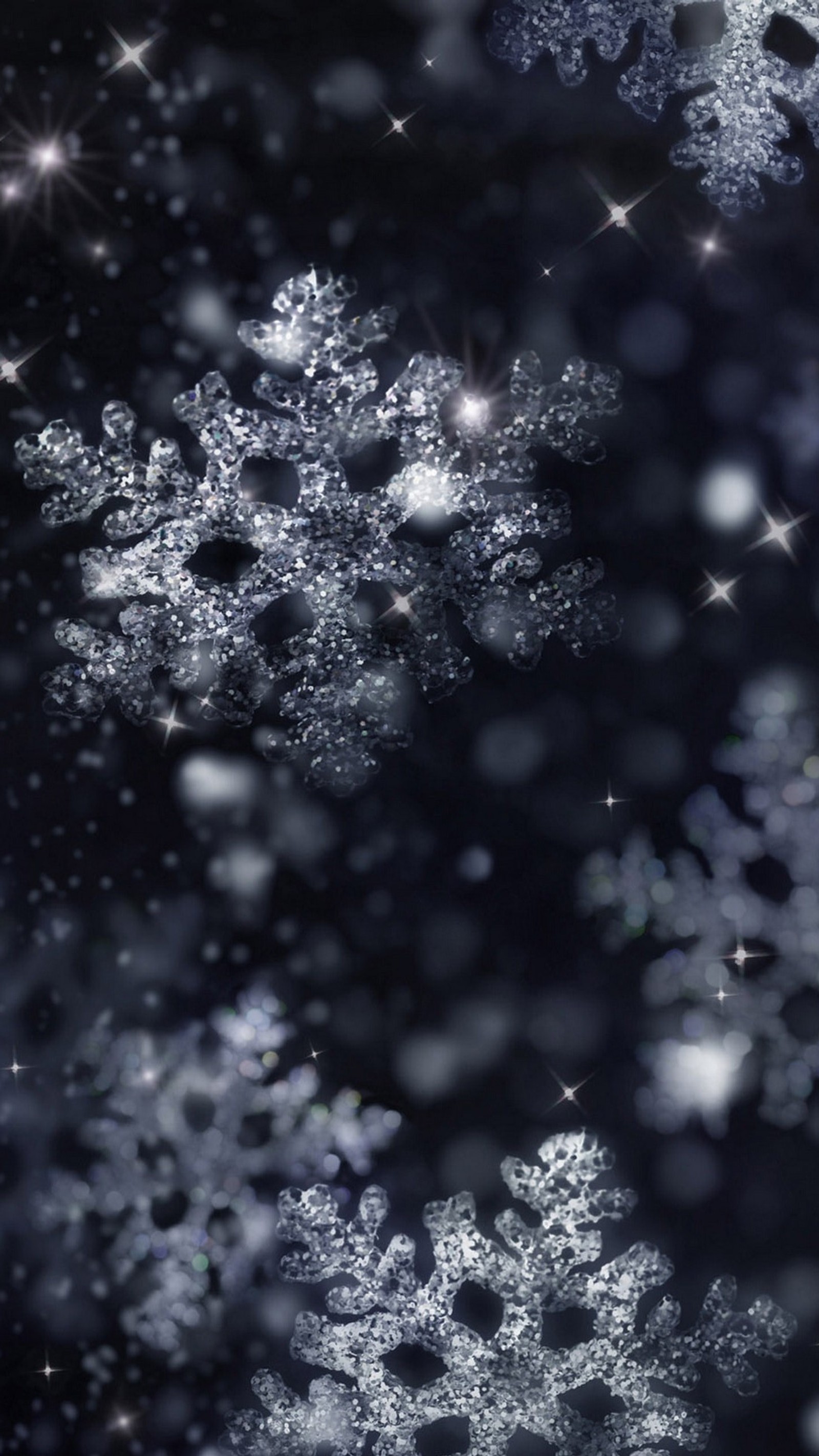 Schneeflocken fallen vom himmel auf einen dunklen hintergrund (feiertag, schnee, weiß, winter)