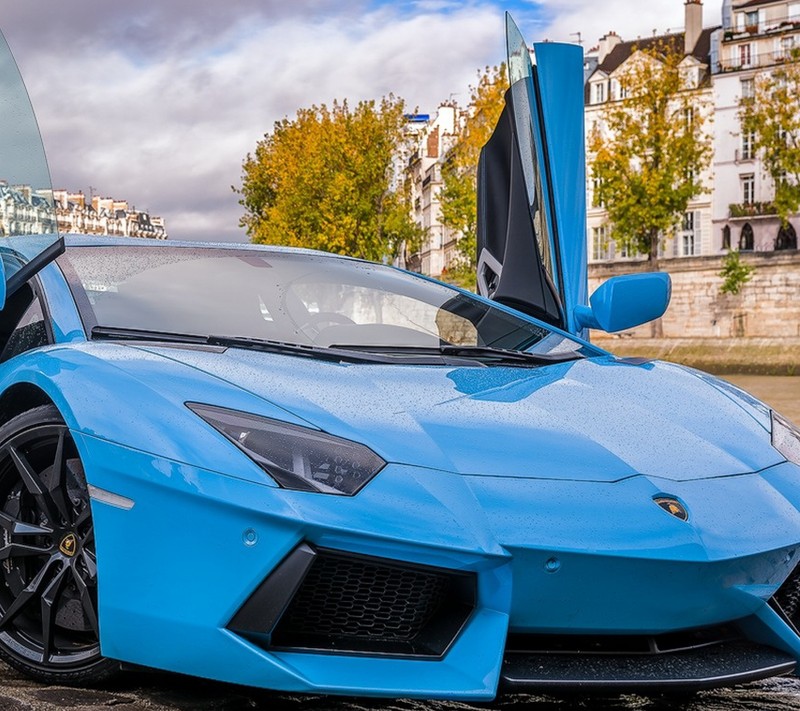 Nahaufnahme eines blauen lamborghinis, der auf der straße parkt (blau, lamborghini, superauto)