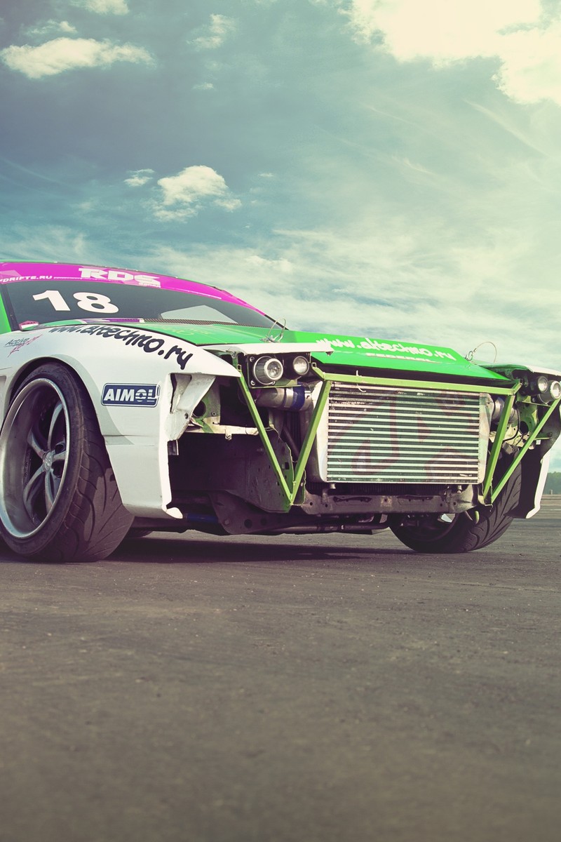 Une voiture de course verte et blanche avec une bande rose et blanche (voiture, sympa)