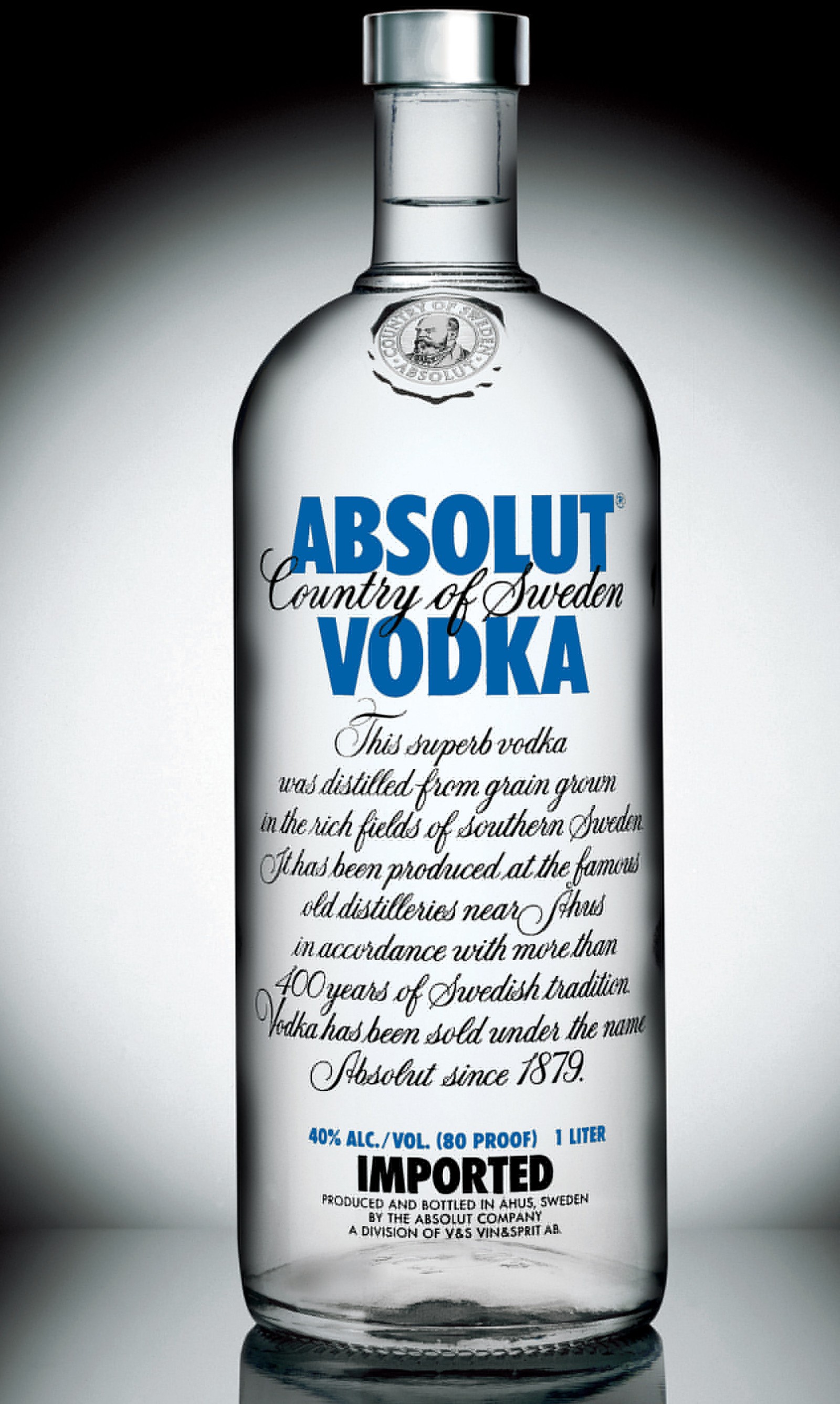 Крупный план бутылки водки на столе (абсолют, absolut, vodga)