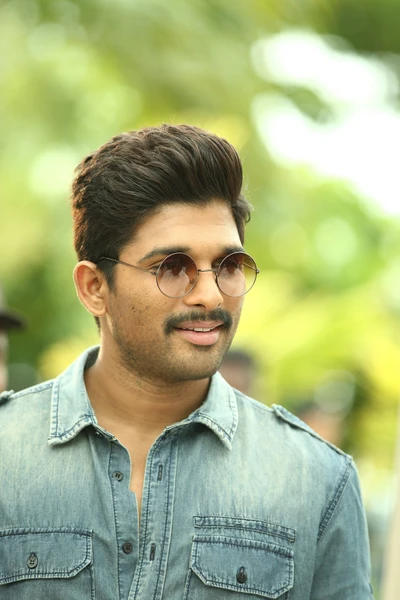 Allu Arjun en gafas elegantes y atuendo de mezclilla