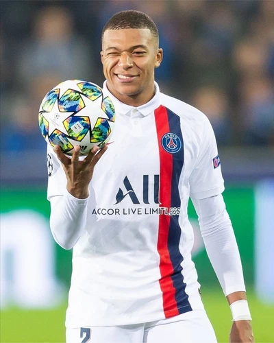 Kylian Mbappé : La légende du PSG faisant un clin d'œil avec le ballon de la Ligue des champions