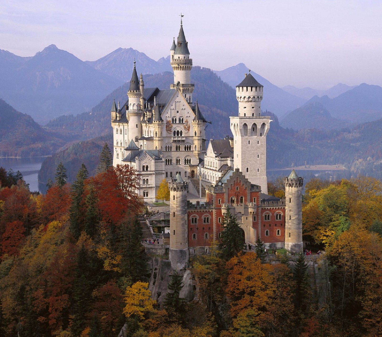 Arabische burg mitten im wald mit bergen im hintergrund (burg, europa, festung, deutschland, manor)