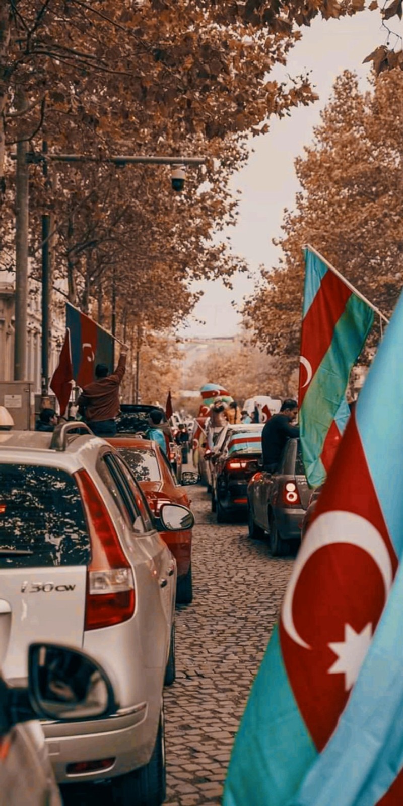 Флаги развиваются на улице перед автомобилем (азербайджан, флаг, флаги, karabakh)