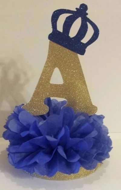 Couronne dorée 'A' avec accents floraux bleus