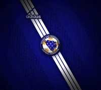 Emblem des Fußballverbands Bosnien und Herzegowina auf Adidas-Hintergrund