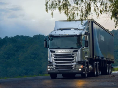 Camion Scania sur une route pittoresque avec remorque