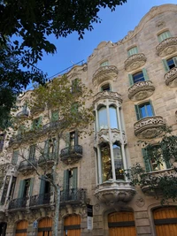 Beeindruckende mittelalterliche Fassade eines denkmalgeschützten Gebäudes in Barcelona