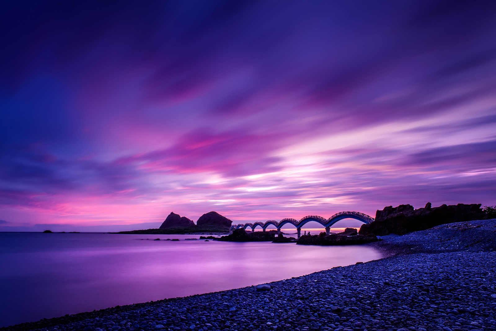 Coucher de soleil violet et bleu au-dessus d'un pont sur un plan d'eau (sanxiantai bridge, taïwan, paysage, aube, ciel pourpre)