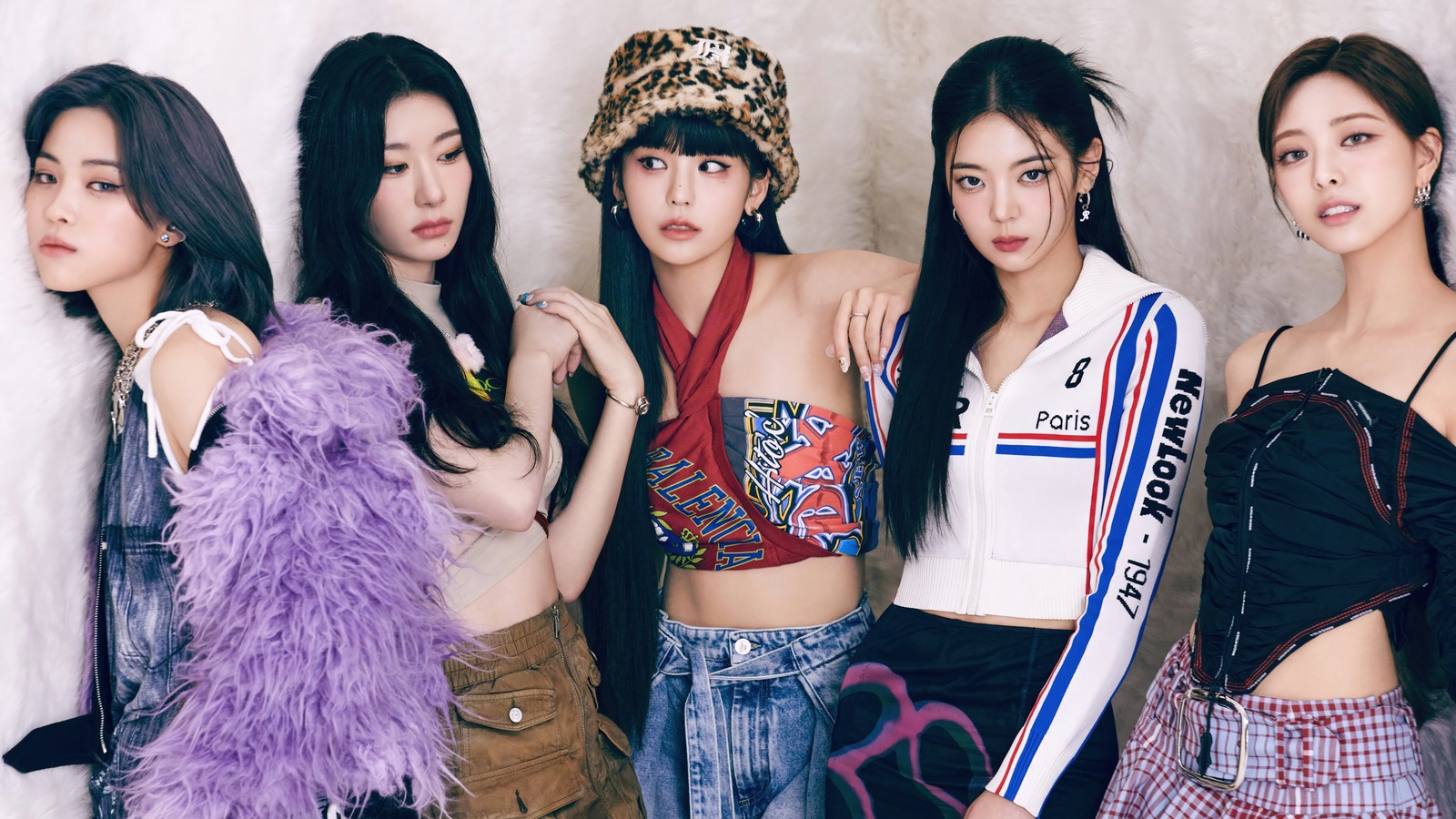 Primer plano de un grupo de mujeres jóvenes de pie una al lado de la otra (itzy, 있지, kpop, grupo coreano de chicas, korean girl group)