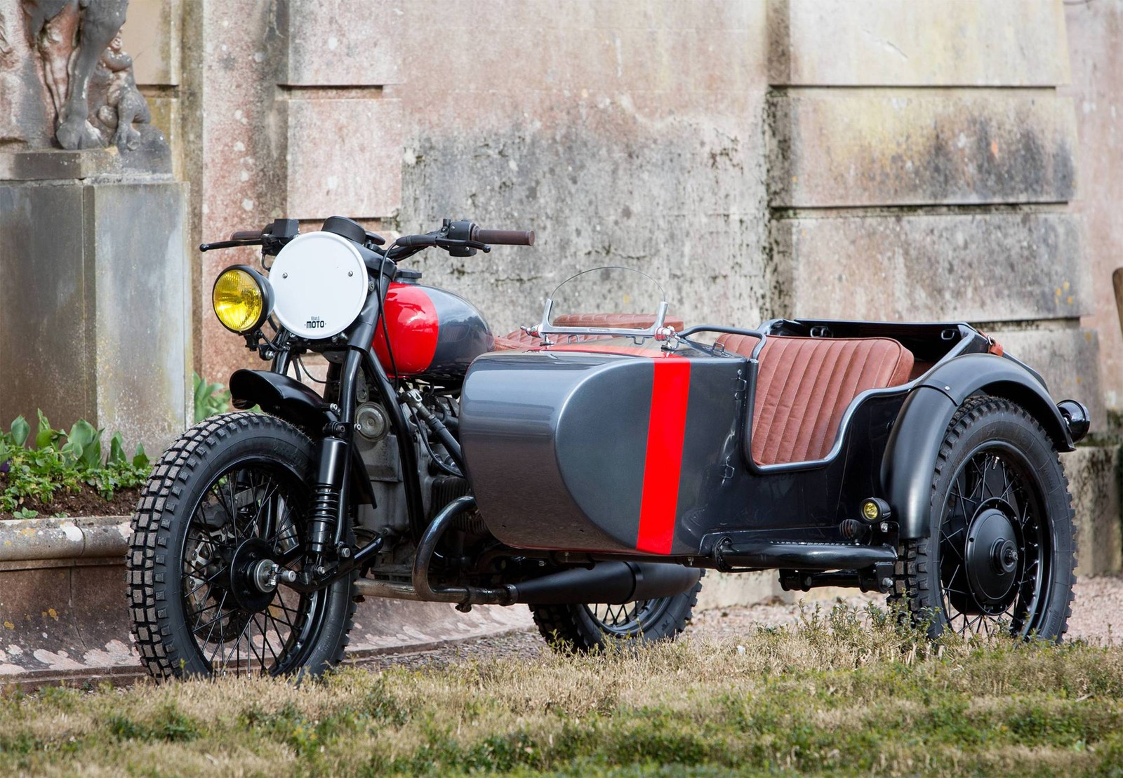 Uma motocicleta com um sidecar estacionada na grama (motocicleta, carro, clássico, carro vintage, carro antigo)