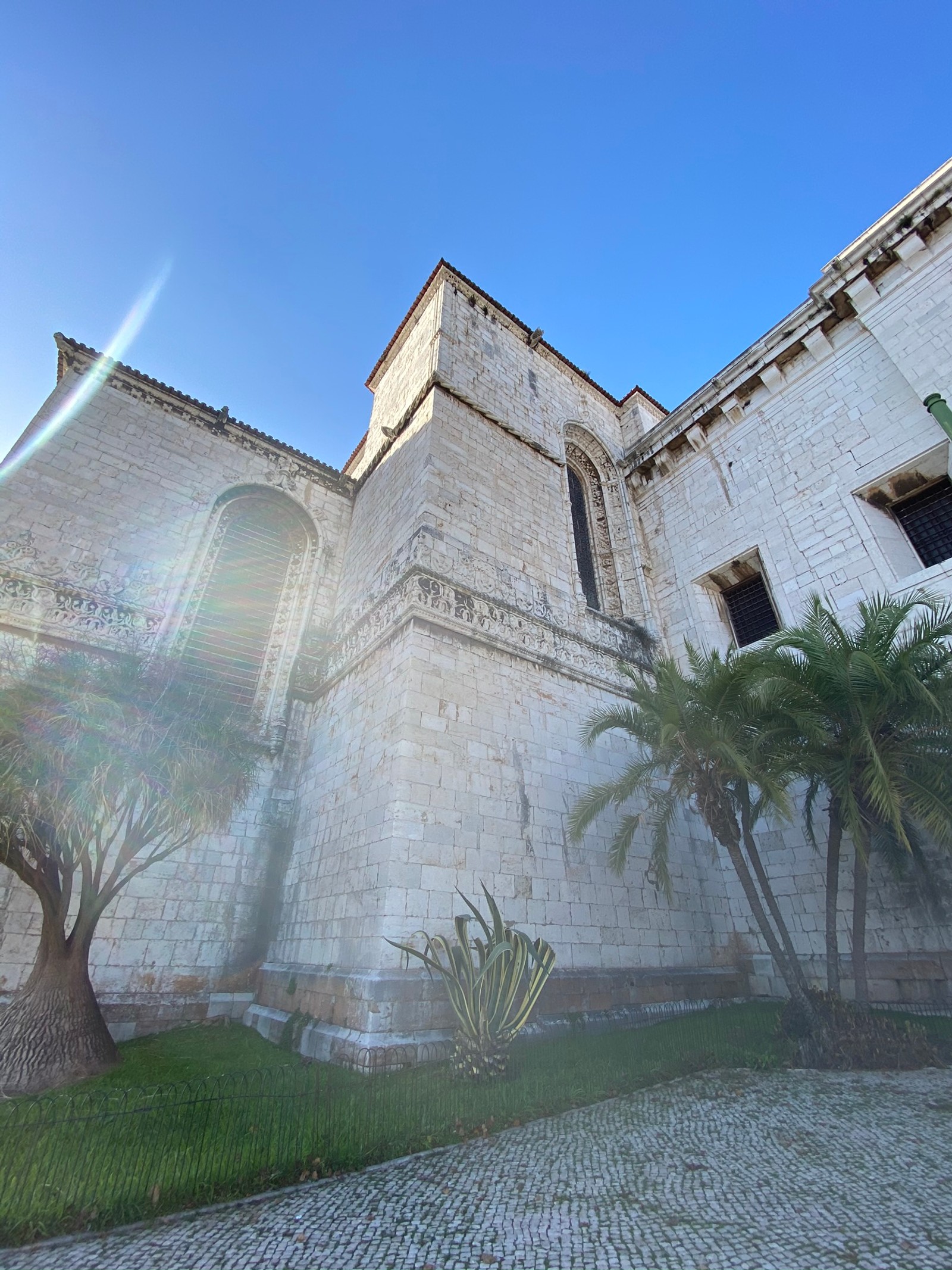 Hay un gran edificio con un reloj en su fachada (arquitectura, bienes raíces, sitio histórico, arco, arquitectura clásica)