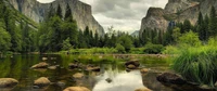 Reflexões serenas no Vale de Yosemite: uma paisagem selvagem tranquila