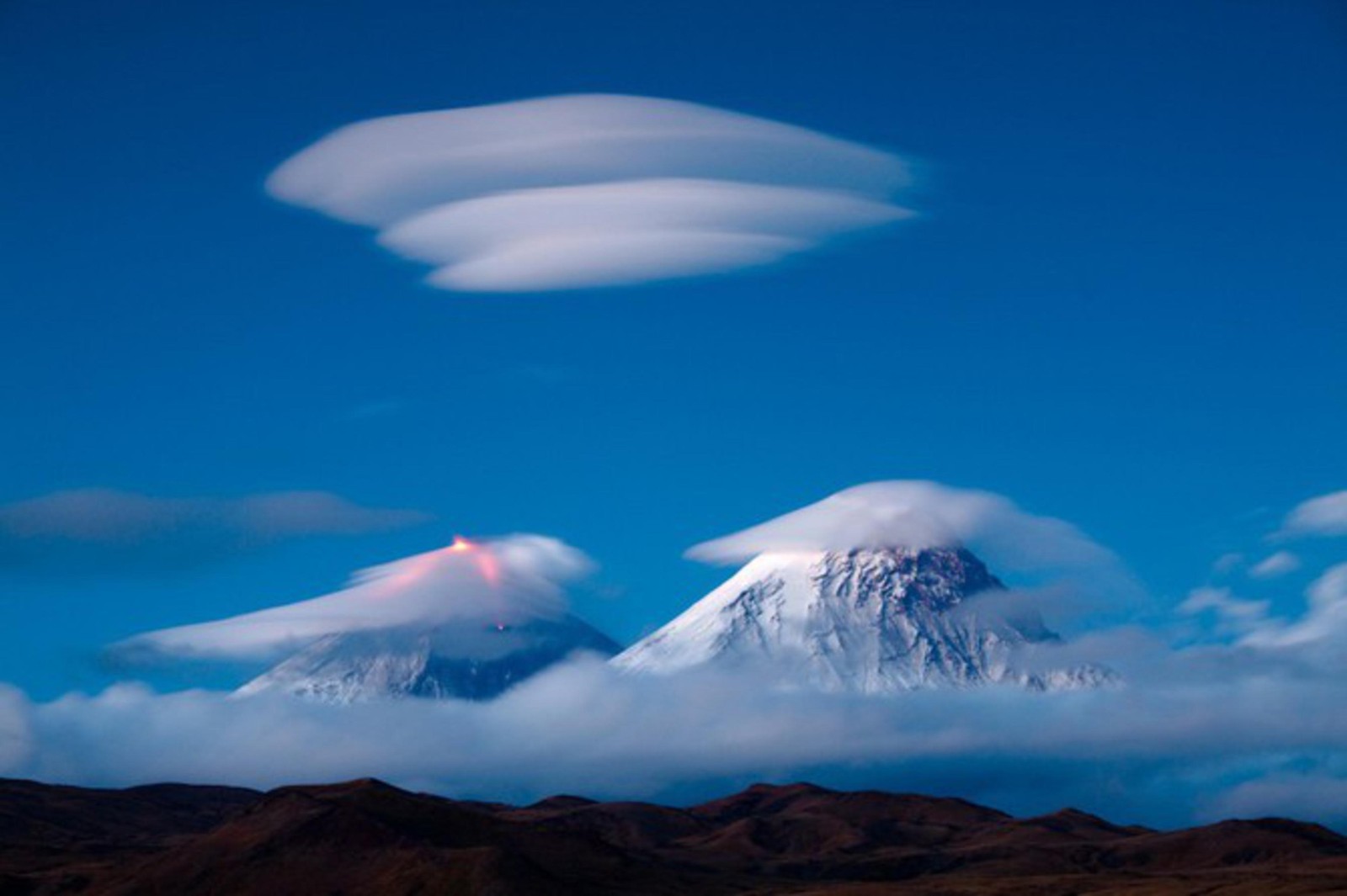 Une formation nuageuse au-dessus d'une montagne avec une formation nuageuse (volcan, klyuchevskaya sopka, nuage, montagne, cumulus)