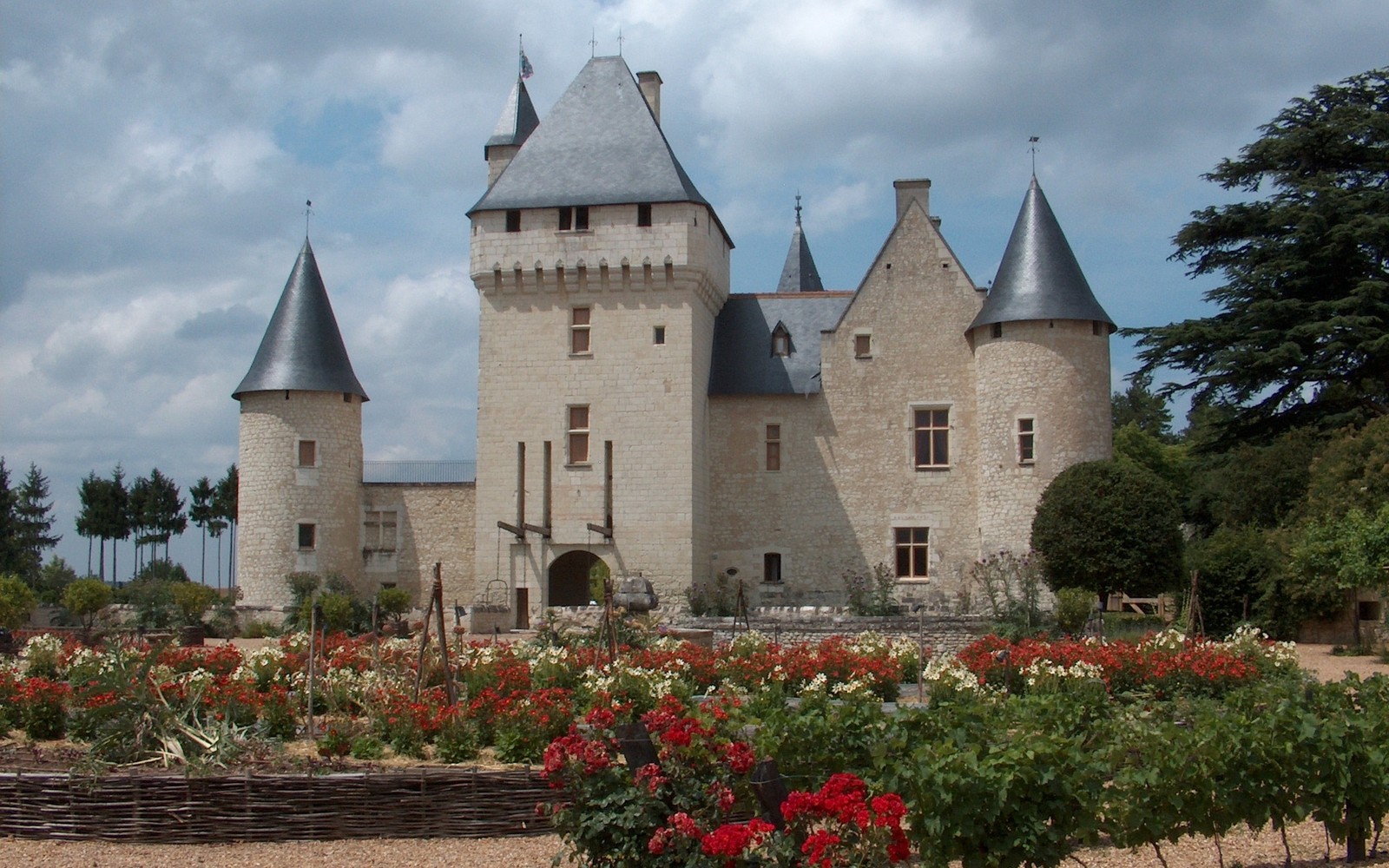 There is a castle with a garden in front of it (fairy tale, building, castle, medieval architecture, estate)