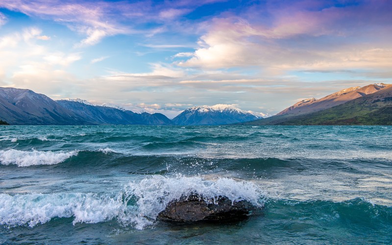 Вид на водоем с горой на заднем плане (lake ohau, ледник, горы, новая зеландия, new zealand)