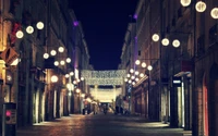 Promenade nocturne enchanteresse dans une ruelle éclairée à New York