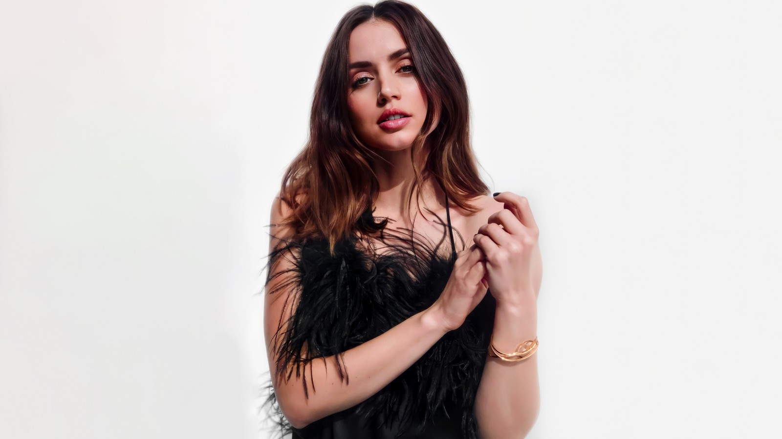 Une femme girafe en robe noire posant pour une photo (ana de armas, belle actrice, fond blanc, 5k, gens)