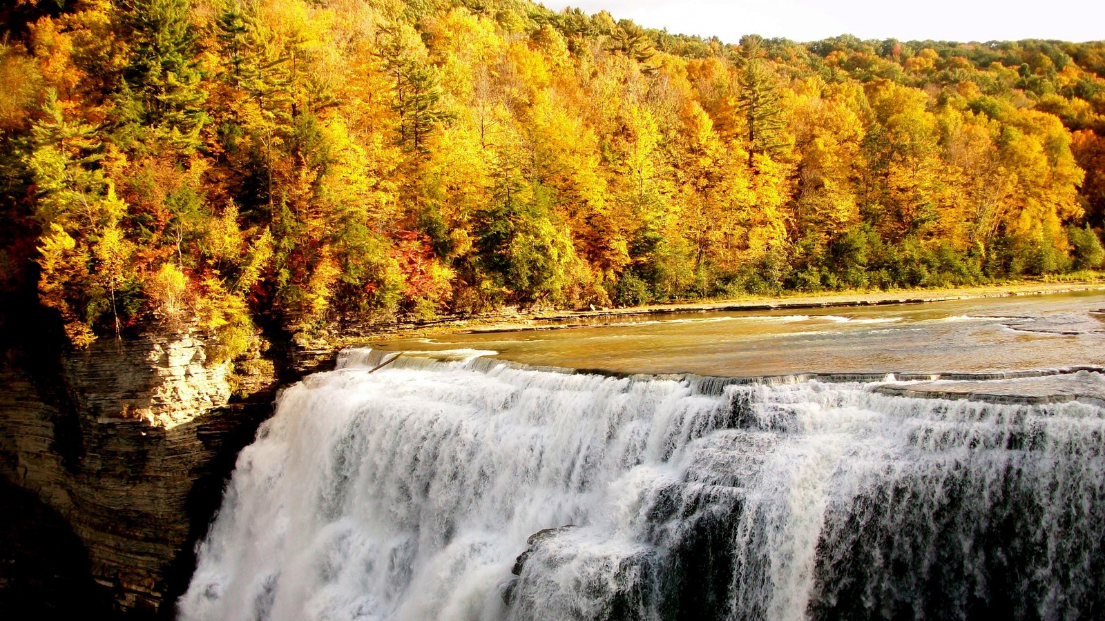 Cascada en otoño con follaje de otoño y un río (cascada, naturaleza, cuerpo de agua, paisaje natural, recursos hídricos)