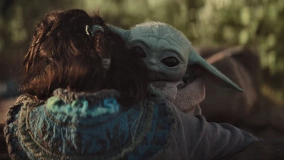 Un moment tendre entre un personnage et Baby Yoda de "The Mandalorian".