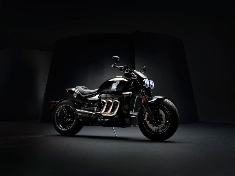 Крупный план мотоцикла, припаркованного в темной комнате (triumph motorcycles ltd, triumph rocket iii, мотоцикл, триумф спид трипл, triumph speed triple)