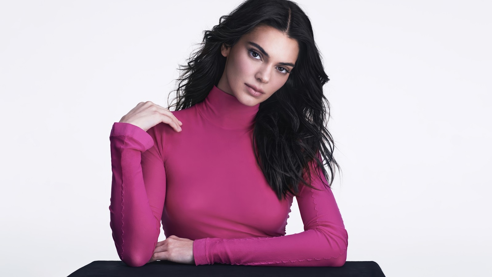 Арабская женщина в розовом водолазке сидит за столом (кендалл дженнер, kendall jenner, знаменитость, модель, девочки)