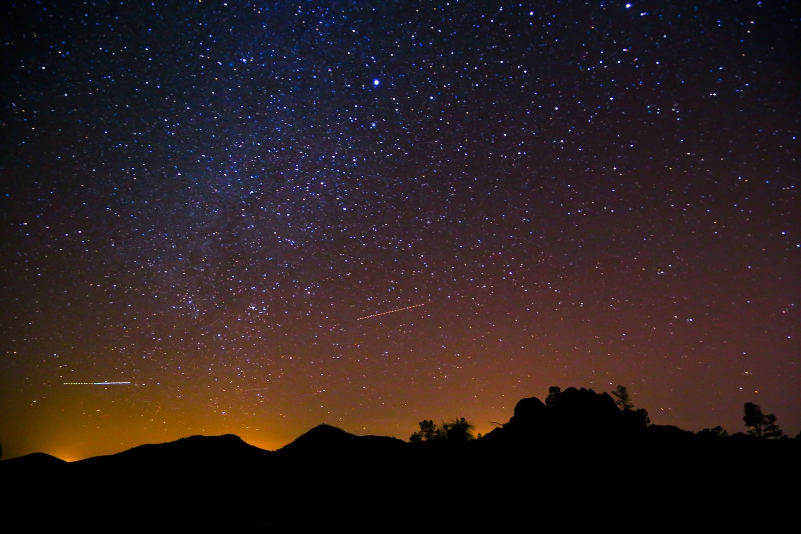 Uma vista de um avião voando sobre uma montanha sob um céu noturno (céu noturno, natureza, noite, estrela, astronomia)