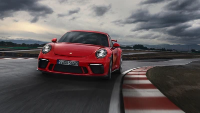 Porsche 911 GT3 2018 en course sur piste à un angle dynamique