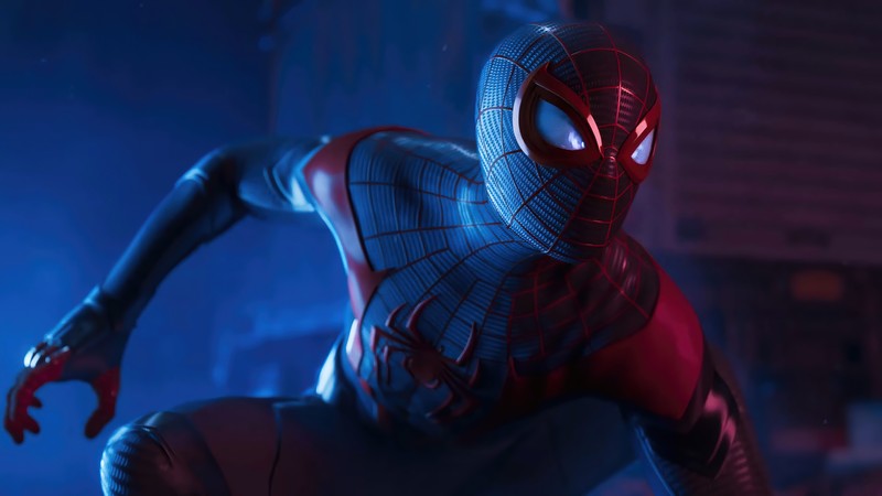 Человек-паук в красном костюме стоит перед зданием (marvels spider man miles morales, инсомниак, playstation 5, видеоигра)