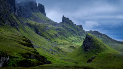 Majestätische Bergabhänge unter dramatischen Wolken