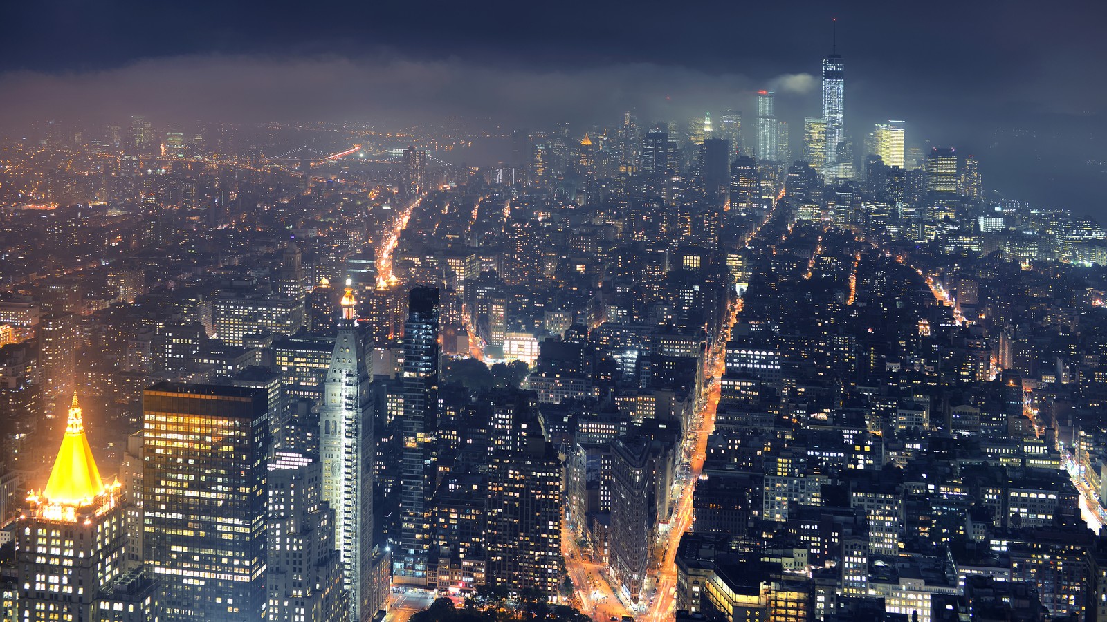 Vista distorcida de uma cidade à noite com muitas luzes (paisagem urbana, cidade, área urbana, metrópole, arranha céus)