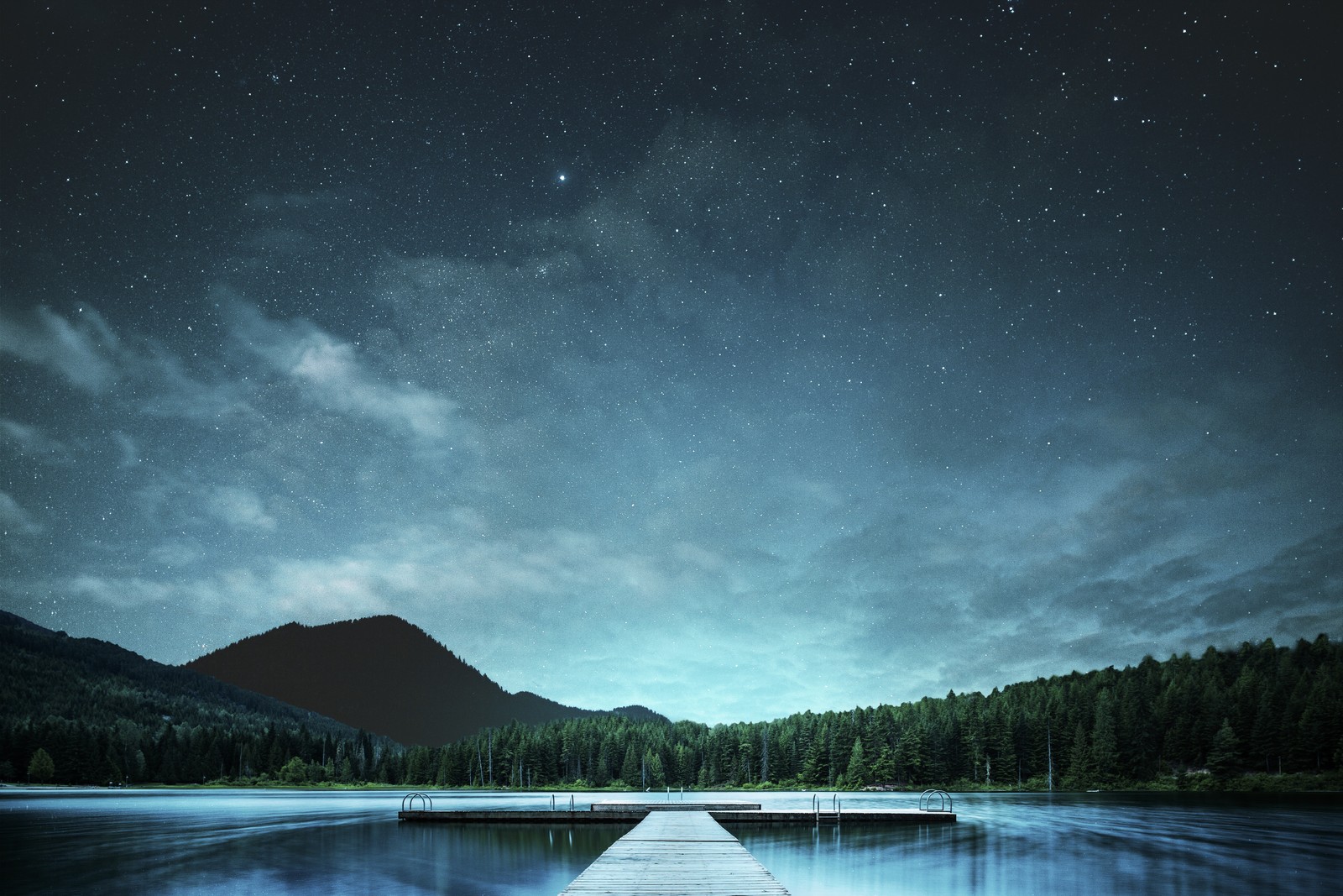 Un long quai flottant sur l'eau (jetée, lac, ciel nocturne, paysage, 5k)