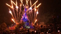 Fogos de artifício encantadores de Réveillon sobre o castelo da Disneyland