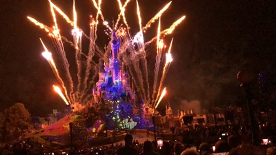 Feux d'artifice enchanteurs du Nouvel An au-dessus du château de Disneyland