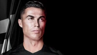 Cristiano Ronaldo in einem eindrucksvollen Porträt vor schwarzem Hintergrund, das Stärke und Entschlossenheit verkörpert.