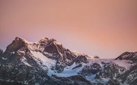 Amanecer sobre los Alpes cubiertos de nieve: impresionantes picos glaciares en Italia