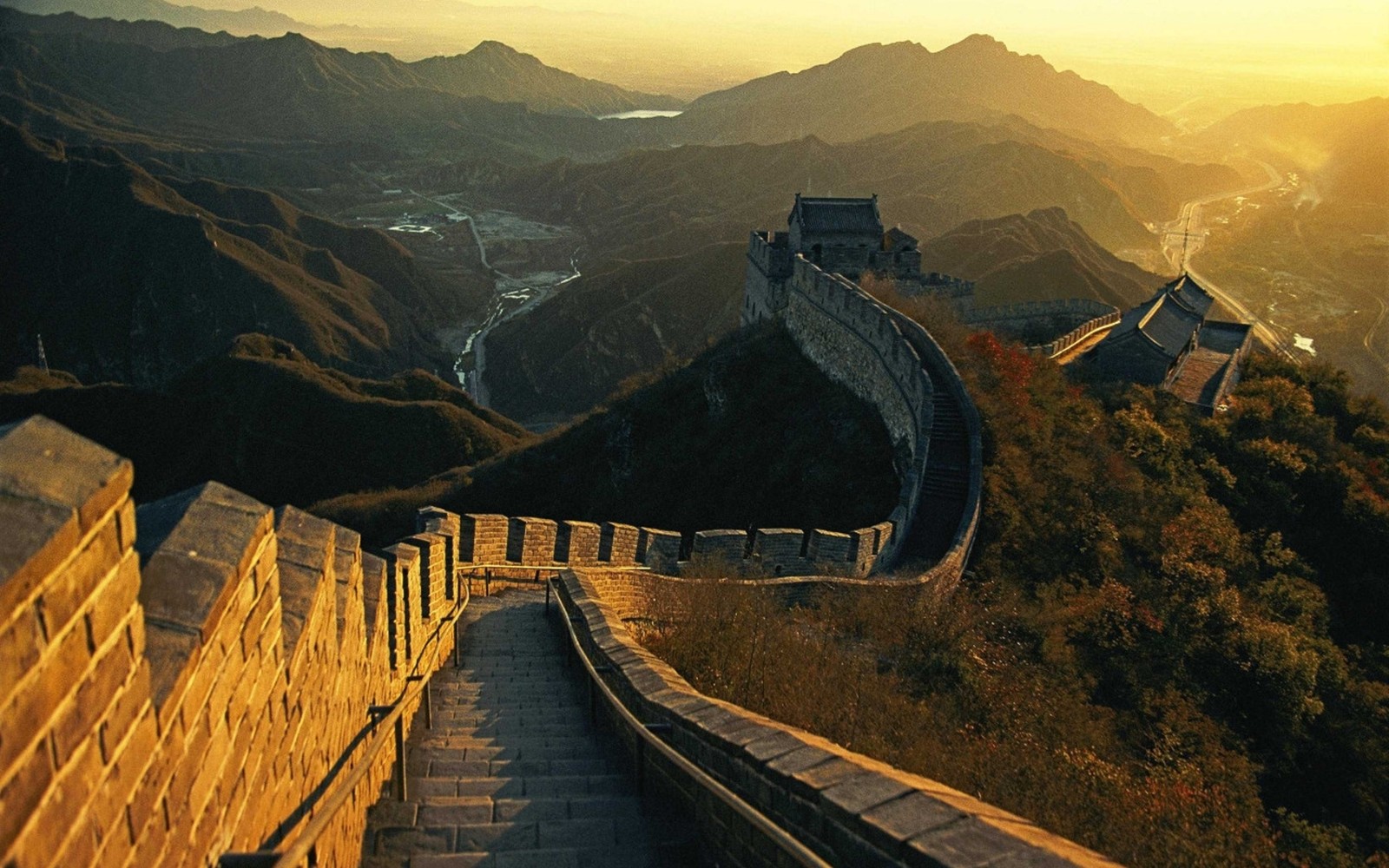 Vista aérea de uma seção da grande muralha da china (grande muralha da china, marco, montanha, estrada, parque nacional)