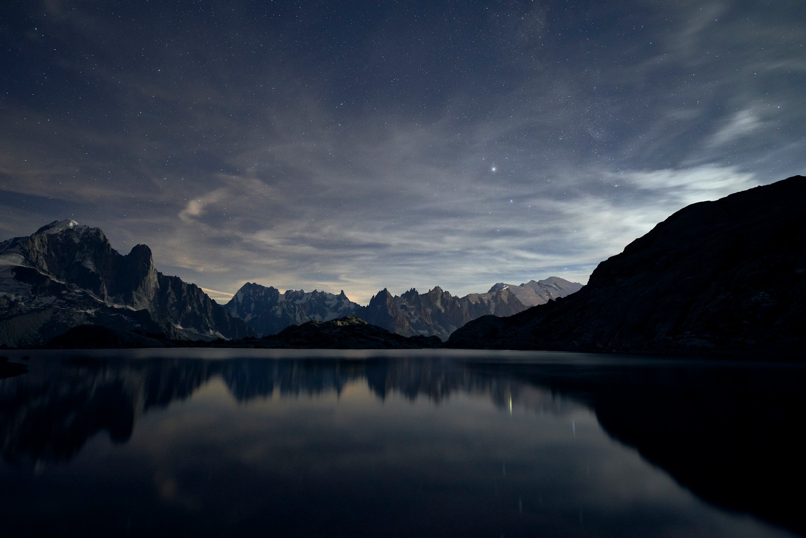 Uma vista de um lago com montanhas ao fundo à noite (céu estrelado, cenário, 8k, montanhas, por do sol)