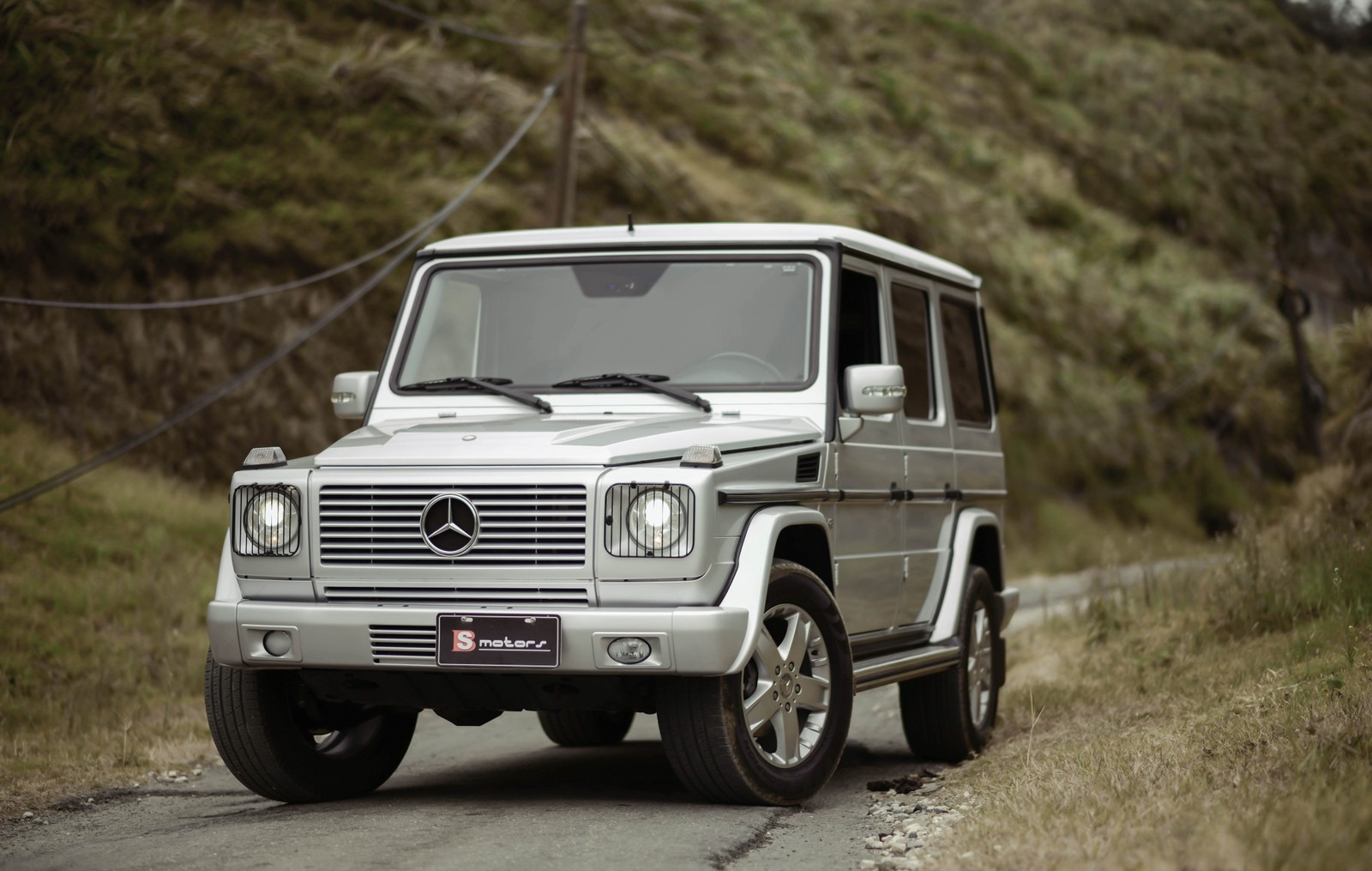 Mercedes g-class clásico conduciendo por un camino rural (mercedes benz, todoterreno, mercedes benz g class, rey, jeep)