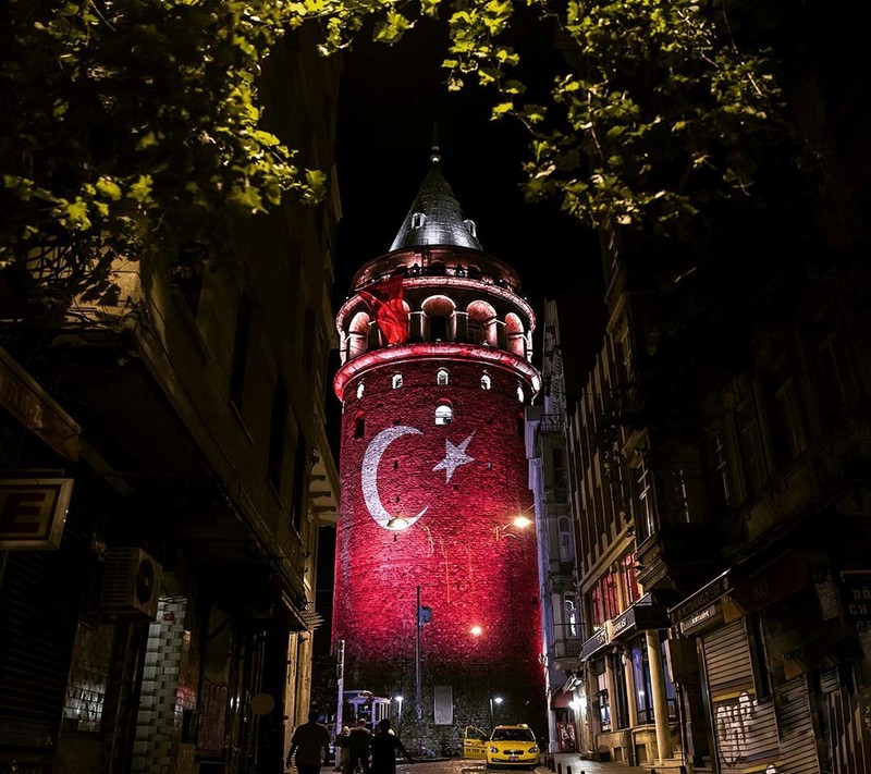 Фото часовой башни с красным флагом в городе (галата, galata, независимость, оттоман, турок)