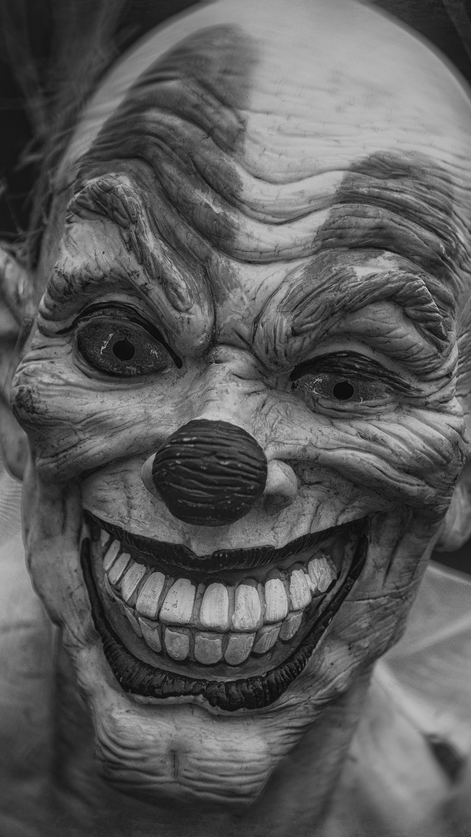 Nahaufnahme einer gruseligen clownsmaske mit einem lächeln (horror, beängstigend, halloween, gruselig, zedgehallow18)