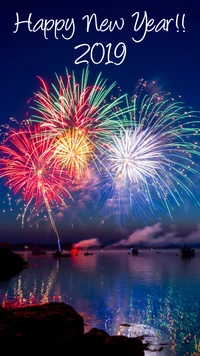 Celebração vibrante de fogos de artifício dando boas-vindas a 2019