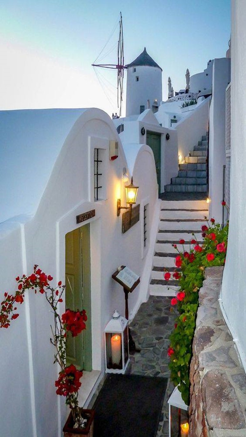 Un pequeño patio con una escalera que lleva a un edificio (hermoso, casa)